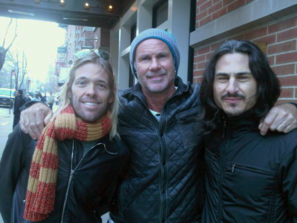 Encontro de bateristas: Taylor Hawkins, Chad Smith e Brad Wilk.